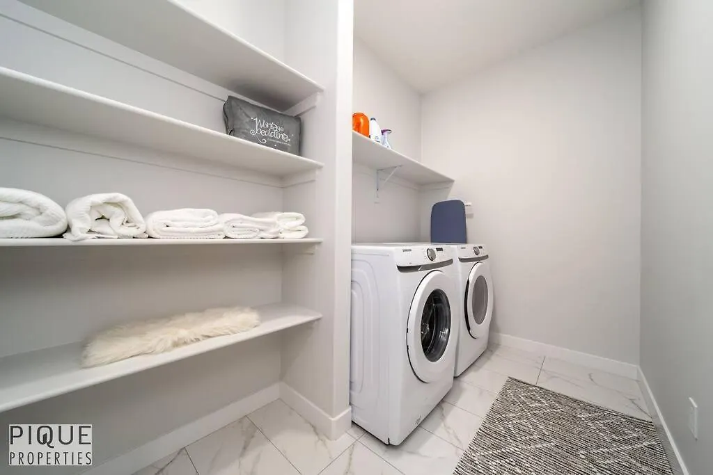 *New*Luxury Living*King Bed*Ac&Fireplace*Sleeps13! Edmonton Canada